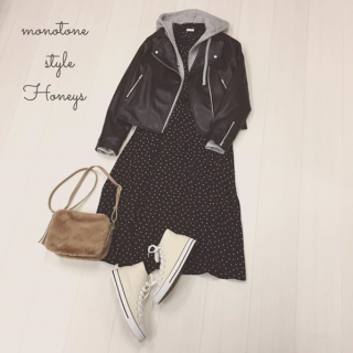 ライダースジャケットを使ったモノトーンコーデ♡　グレーのパーカーを合わせることで黒×黒の配色も重くなりすぎないのでGood！　ワンピースのドット柄も重くなりすぎないポイントに♪　パーカーはショート丈なのでライダースとの重ね着でもスッキリまとまるのが◎