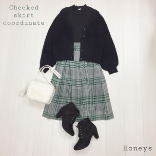 チェック柄を主役にした大人可愛いルック。 　ボトムはあえて軽めの素材感を合わせると今年っぽくて◎