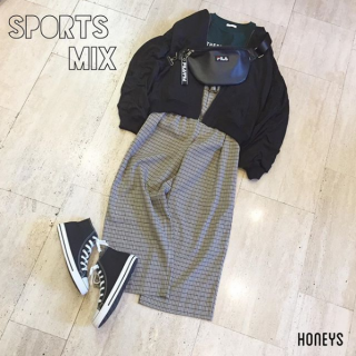 トレンドのチェック柄をブルゾンでスポMIXに着こなす★ インナーにはグリーンを合わせて秋らしい着こなしに。