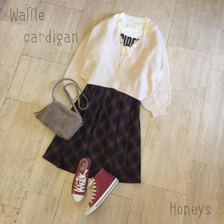 軽くて温かみのあるワッフルカーデはふっくら袖とゆるいサイズ感で、羽織るだけで今っぽコーデに♡