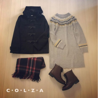 球心柄のニットワンピは優等生アウターのダッフルを合わせるのがGood！　足元はブーツを合わせて甘くなりすぎないようにシフト☆