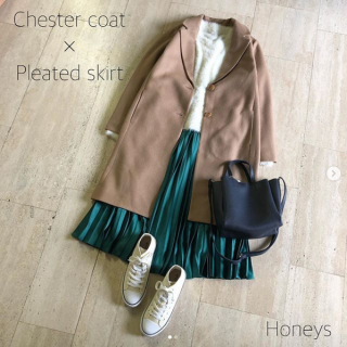 ロング丈のチェスターコートにはあえてのロングスカート合わせで新鮮なスタイリングに♪　トレンドのプリーツスカートは鮮やかなグリーンをチョイス。　コートを脱いでも可愛いスタイルがマスト♡
