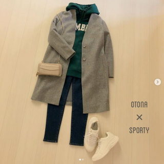 チュニック丈のパーカーをカラーレスコート合わせで大人スタイルにシフト♡ 　グリーン×グレーの色合わせが大人な雰囲気に♡　お財布ショルダーは2種類のストラップがセットになっているので気分次第で付け替えてあげてもGood！