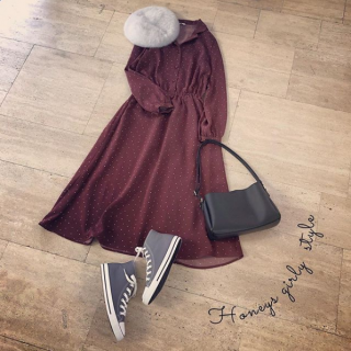 開襟ワンピはちょっとレトロな雰囲気で合わせるのが◎　ベレー帽はアンゴラ混の素材でふわふわ＆キュート♡　足元はハイカットスニーカー合わせで外すのもGood！