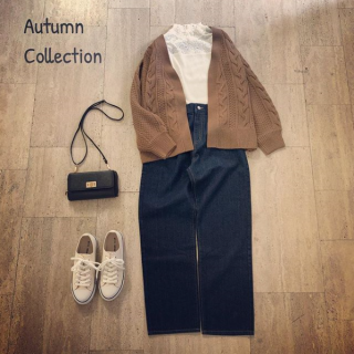 ざっくり編みのカーデにワンウォッシュのストレートデニムを合わせた大人カジュアルスタイル♡　レース切替のハイネックトップスで抜け感を出すのもポイント♡