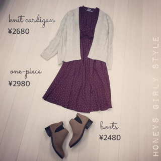 ざっくり編みのニットカーデはハイネックのワンピースに合わせるのがオススメ♡　カーデは抜き衿風に着るのが今年らしい着こなしのポイントに♡