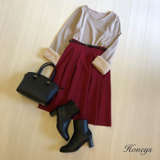 袖口のファーがポイントのトップスは着るだけで可愛い♪　このシーズンならではのデザインを楽しんで♡