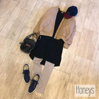 定番のリブブルゾンはベージュが新鮮！　スポーティな小物をアクセントに、動きやすくおしゃれなスタイルの完成♪