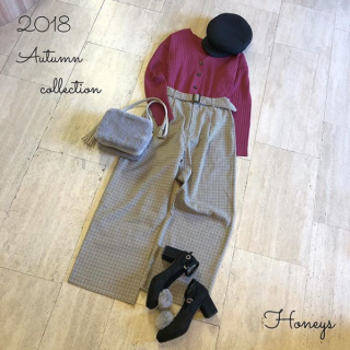 Vネックカーデはトップスとしても、羽織としても着用できて着回し力抜群！　チェック柄のパンツを合わせてトレンドコーデに♡　秋小物でさらに季節感アップ♪