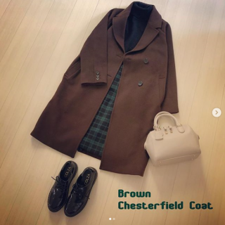 ブラウンのチェスターコートを主役にしたガーリースタイル♡ 　インナーはシンプルにタートルニットとチェックスカートですっきりとまとめて♡　足元はマニッシュシューズにソックス合わせがおすすめ♡