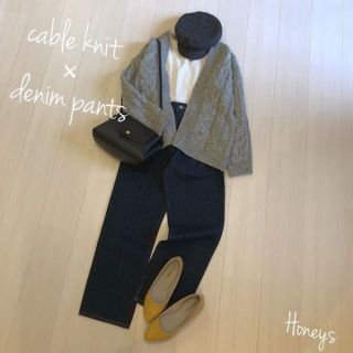 ゆるいシルエットが可愛いケーブル編みのカーデを羽織って大人可愛いシンプルコーデに♡　チェック柄のキャスケットやイエローのシューズなど小物でアクセントをつけて♪
