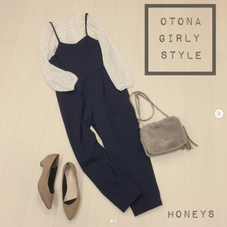 テーパードパンツタイプのオールインワンはドット柄のブラウスと合わせて大人可愛いスタイリングに♡　バックスタイルのリボンも可愛いポイントに♡