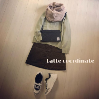 今流行りのラテコーデ♪　グリーン&カーキで抹茶ラテ♡ 　サコッシュ＆ダッドスニーカーでスポーティーにまとめてあげるのもGood！