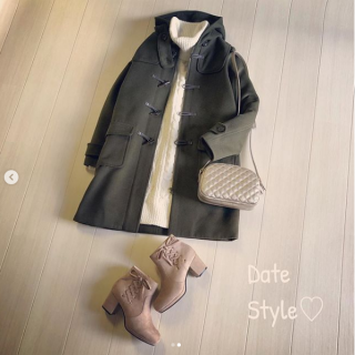 白のオフタートルニットワンピで冬のお出かけスタイル♡ 　足元もサイドのレースアップがポイントのブーツを合わせて可愛さUP♪