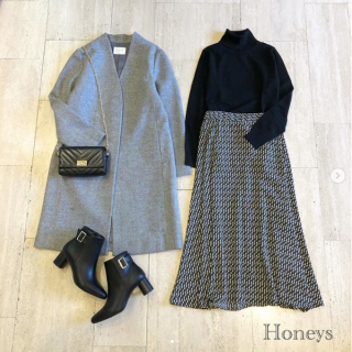 レトロな幾何学柄が新鮮なフレアスカートを主役にベーシックなタートルやカラーレスコートを合わせて上品にコーディネート。　柄ものを1点投入するだけでおしゃれな印象に♪