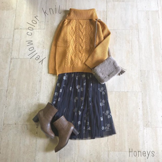 ゆるっとした首元が可愛いオフタートルは冬ならではの楽しみ♡ 　自宅で洗えるウォッシャブル仕様が嬉しい♪ 　花柄のチュールスカートを合わせてフェミニンにスタイリング♡