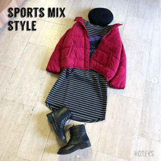 スポーティなアカが決め手の中綿ジャケットを主役にしたスタイリング。　今年はボリュームジャケットをゆるっと着るのが旬♪　トレンド感満載の暖かな中綿ジャケットは保温性が高く、羽毛のように柔らかくて軽いファイバーボールを使用。　はっ水機能もついているのにプチプラで手に入っちゃう♡　カラバリ豊富な7色展開！