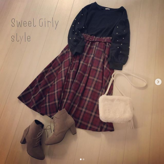 袖にパールビーズがあしらわれた袖コンシャスなトップス♡　 人気のチェック柄フレアスカートとの相性も抜群♪　アウターは少しゆったり目を選ぶと袖のデザインも気にならないので◎