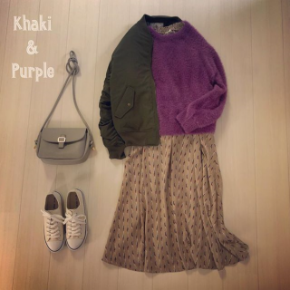 レトロ柄のハイネックワンピはパープルのふわもこニットを重ねてワンピースをスカート風に着こなし♡ 　カーキのブルゾンを合わせて色×色のコーディネートにTRY♪