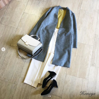 カラーレスコートは上品な印象なのでオンスタイルにも◎　明るいカラーを使ったコーデでコートインもおしゃれに抜かりなく♪