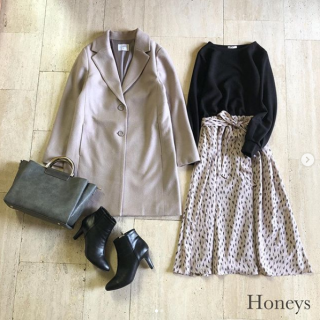 ニュアンスカラーのコートで大人可愛いスタイリングに。　コートインはコーデいらずのドッキングワンピ♪　下身頃に使用したトレンドのヒョウ柄は、きれい目スタイルにも取り入れやすい柄いきが◎