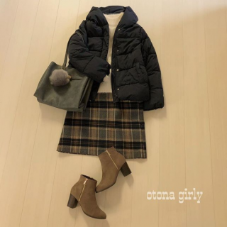 ふわ軽アウターで大人ガーリースタイル♡ 　アウターの中は白のふわもこニット+チェックのAラインスカートでガーリーに♡　ニュアンスカラーの配色が大人感UP♪