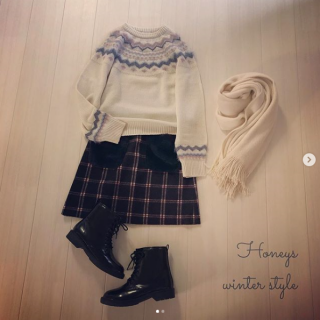 ファーポケット使いのチェック台形ミニは起毛素材であったか仕様♡ 　色使いが可愛い球心柄のニットを合わせてとことんガーリーに♡