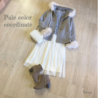 ビット付きコートは取り外し可能のフェイクファー付き。　パステルカラーでまとめて爽やかフェミニンスタイルに♡