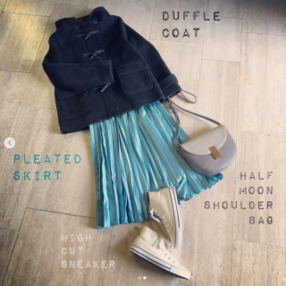 ダッフルコートを大人可愛くスタイリング♡ 　袖にラインが入ったトレーナーもコンパクトサイズで大人な雰囲気に♡　キレイ色のプリーツスカートは1枚あるとコーデのポイントになるのでオススメ♪