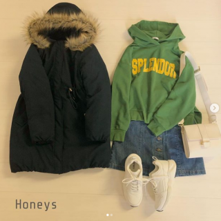 大きめロゴがポイントのスウェットパーカーはシンプルにデニムボトムを合わせてスタイリング♪ 　フード口のファーがボリューミーなリバーシブルミリタリージャケットを合わせてお宇津おカジュアルスタイルに♡