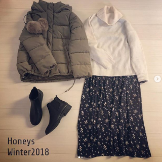 ダークカラーの花柄ワンピースにオフタートルのニットを重ねたあったかスタイル♡ 　アウターもファイバーダウンの中綿でさらにあったか♡