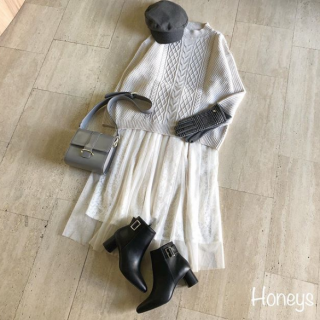 冬はやっぱり白コーデがかわいい♡　チュールのスカートはレースとの二枚仕立てでふんわりフェミニン♪　小物はダークカラーを選んで全体をひきしめるのが◎　デートにもオススメのコーディネート♡