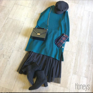 金釦使いがポイントのワンピースは、釦をあけてスリット部分からロングスカート見せるレイヤードスタイルがおすすめ♡　チェック柄のグローブをさしてアクセントに♪