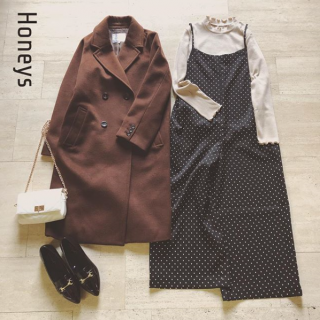 ブラウンのチェスターコートにベージュのインナーでラテ配色コーデ♡ 　ブラウン系に合わせるならモノトーンの配色が◎ 　ドット柄のオールインワンがコーディネートのポイントに♪