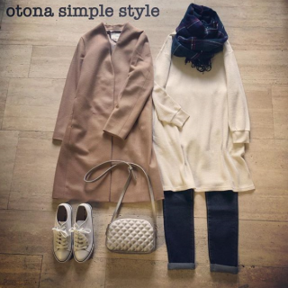 ワッフル素材のロングワンピを大人カジュアルにスタイリング♡ 　シンプルなスタイリングなのでチェック柄のストールをアクセントに♪ 　メタリックなBagを合わせて年末年始のお出かけにもGoodで好感度UPなスタイリングに♡