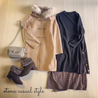 ダッフルコートのファーは取り外し可能なのでファーブーツを合わせた分、袖口のファーは外してコーディネート♡ 　ワンピにスカートをレイヤードしてIラインシルエットの大人スタイルに♡