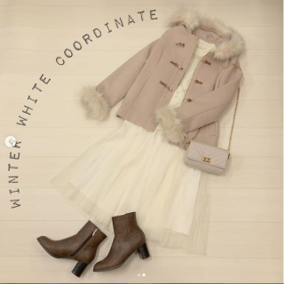 白のニットに白のチュールスカートで冬のホワイトコーデ♡ 　ファー付きのダッフルコートを合わせて冬の王道モテコーデに♡