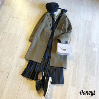 モノトーンのレイヤードコーデにアースカラーのアウターを羽織って大人モードにスタイリング。　インナーにタートルを合わせるのがポイントに♪