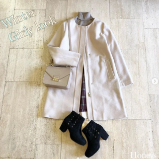 フード取り外し可能なコートはノーカラーにすれば甘めのスタイリングにも相性抜群♡　スカートはふわふわのエコファーを使ったポケットがアクセントに♪