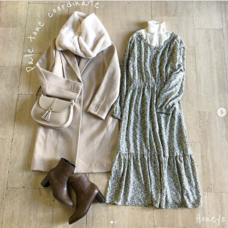 レトロな単色小花柄のワンピースはタートルレイヤードで暖かく♡　1枚でも可愛いワンピースは春まで使える優秀アイテムなので1枚は手に入れたい♪