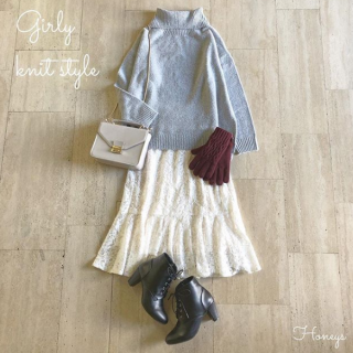 ぺプラムデザインのレーススカートは長めの丈とすっきりシルエットで甘くなりすぎず着こなしやすい♡　レースが上品な印象なのでシンプルなトップスを合わせるだけで即お出かけコーデに♪