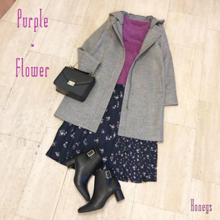 大きさの違う花柄を組み合わせたプリーツスカートがおしゃれ♡　鮮やかなパープルを差せばさらに新鮮な印象に♪