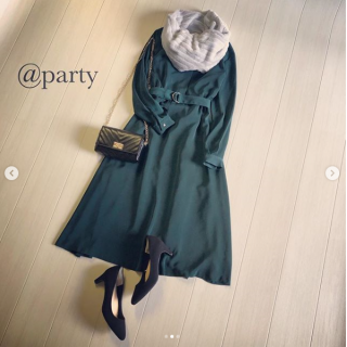 共布ベルト付のワンピースはおでかけスタイルに最適な1枚あるとうれしいアイテム♡　ふわもこスヌードとパンプス合わせで冬のパーティスタイルに♡