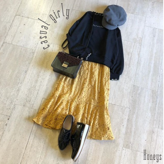 コートインもオシャレがいい♪　ぺプラムシルエットの大人っぽいスカートはカラーと配色メロー使いのハイネックトレーナーを合わせてカジュアルガーリーに♡　足元はマニッシュシューズではずすのが◎