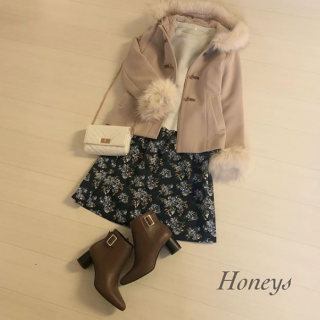 ラメニット×花柄スカートで冬のガーリースタイル♡ 　ファー使いのダッフルを合わせて甘々なスタイリングを楽しむのも◎