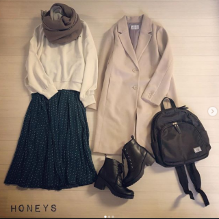 スウェット×プリーツスカートのスポーツMixコーデ♡ 　胸元にシンプルなロゴが入っているトレーナーは実は大きなロゴのバックプリントが♡