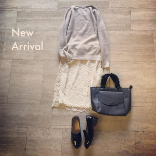 ベージュ×アイボリーのラテコーデ♡ 　淡い色のコーデには濃色の小物を合わせてアクセントに