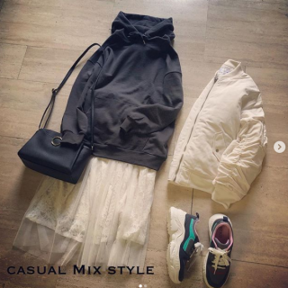 ビックサイズのパーカーにレース×チュールスカートで甘さをMixしたカジュアルMixスタイル♡ 　白のリブブルゾンを合わせてウインターホワイトコーデに♪ 　足元にはボリュームスニーカーを合わせて今年らしく♡