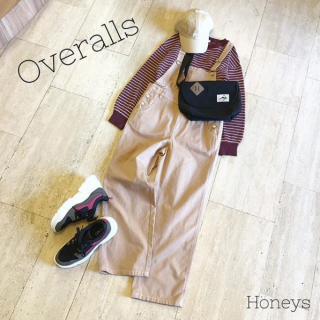配色ステッチがポイントのオーバーオールはベージュをチョイスしてカジュアルに♪　インナーに合わせたワッフル素材×ふっくら袖で可愛らしさもプラス♡