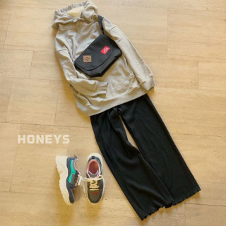 リブ編タートルの重ね着スタイルvol.1 　パーカー+ストレートパンツに合わせてゆるっとコーデのアクセントに★